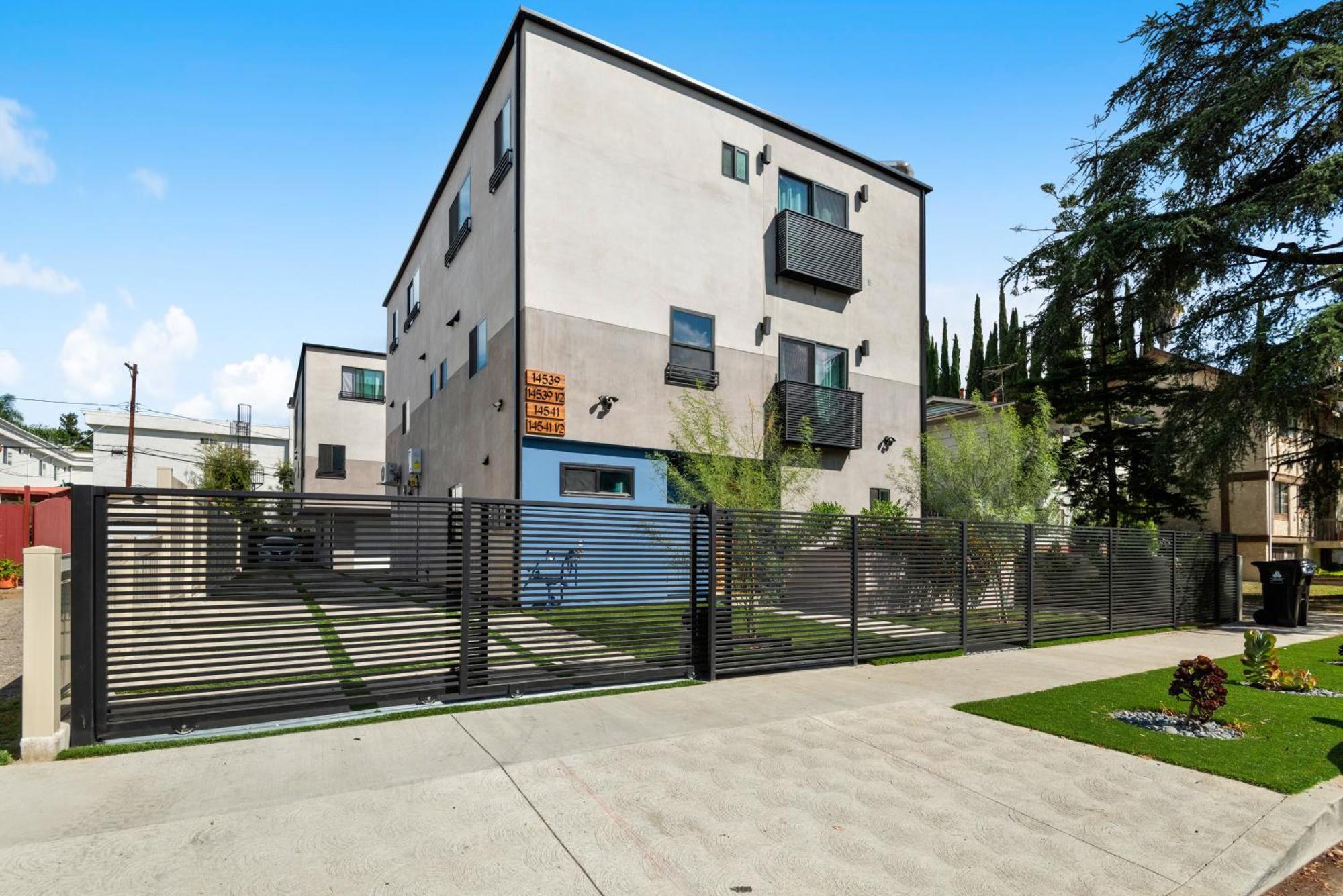 Luxurious Townhome W/3 Master Suites Gated Parking Лос-Анджелес Экстерьер фото