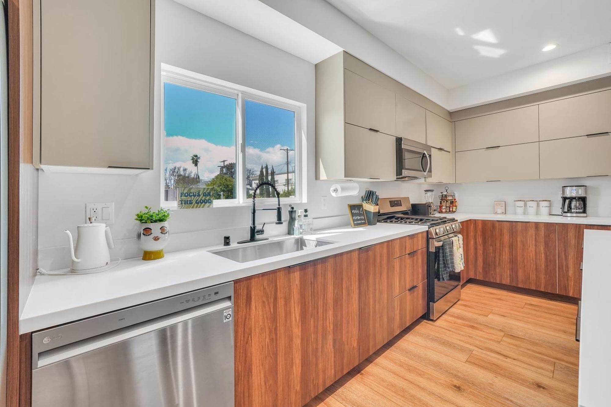 Luxurious Townhome W/3 Master Suites Gated Parking Лос-Анджелес Экстерьер фото